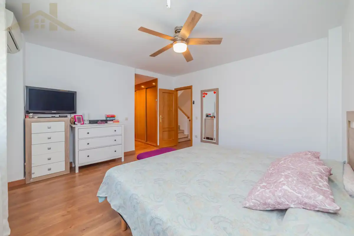 Schlafzimmer von Einfamilien-Reihenhaus zum Verkauf in Valdemoro mit Klimaanlage, Heizung und Privatgarten