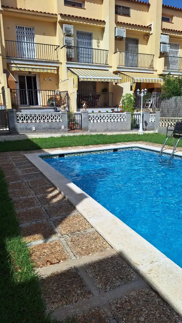 Schwimmbecken von Einfamilien-Reihenhaus zum Verkauf in Torredembarra mit Heizung, Privatgarten und Terrasse