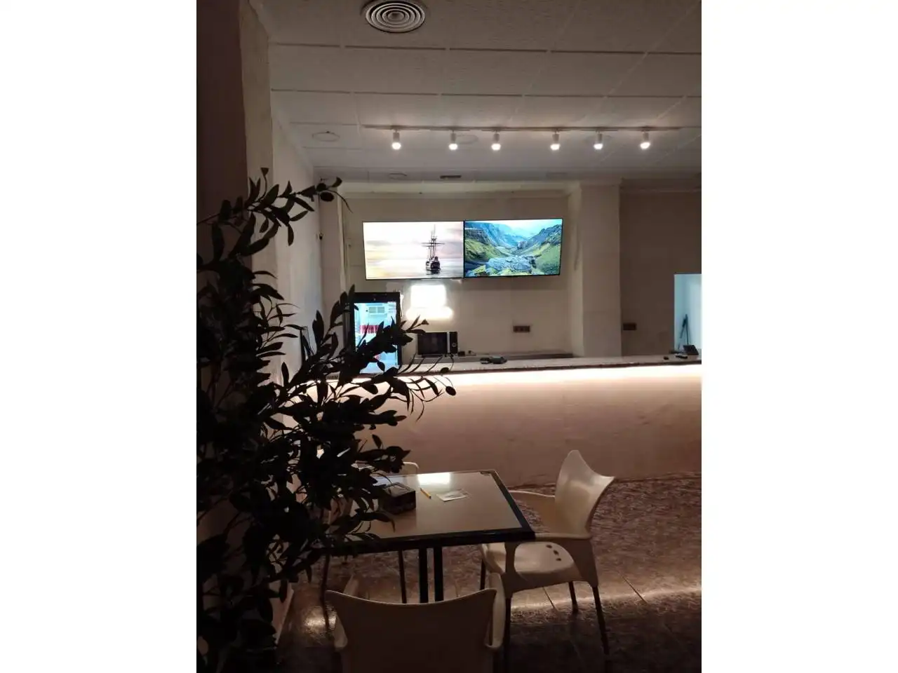 Business premises for transfer in Calle Francesc Perera 4, imagen 3