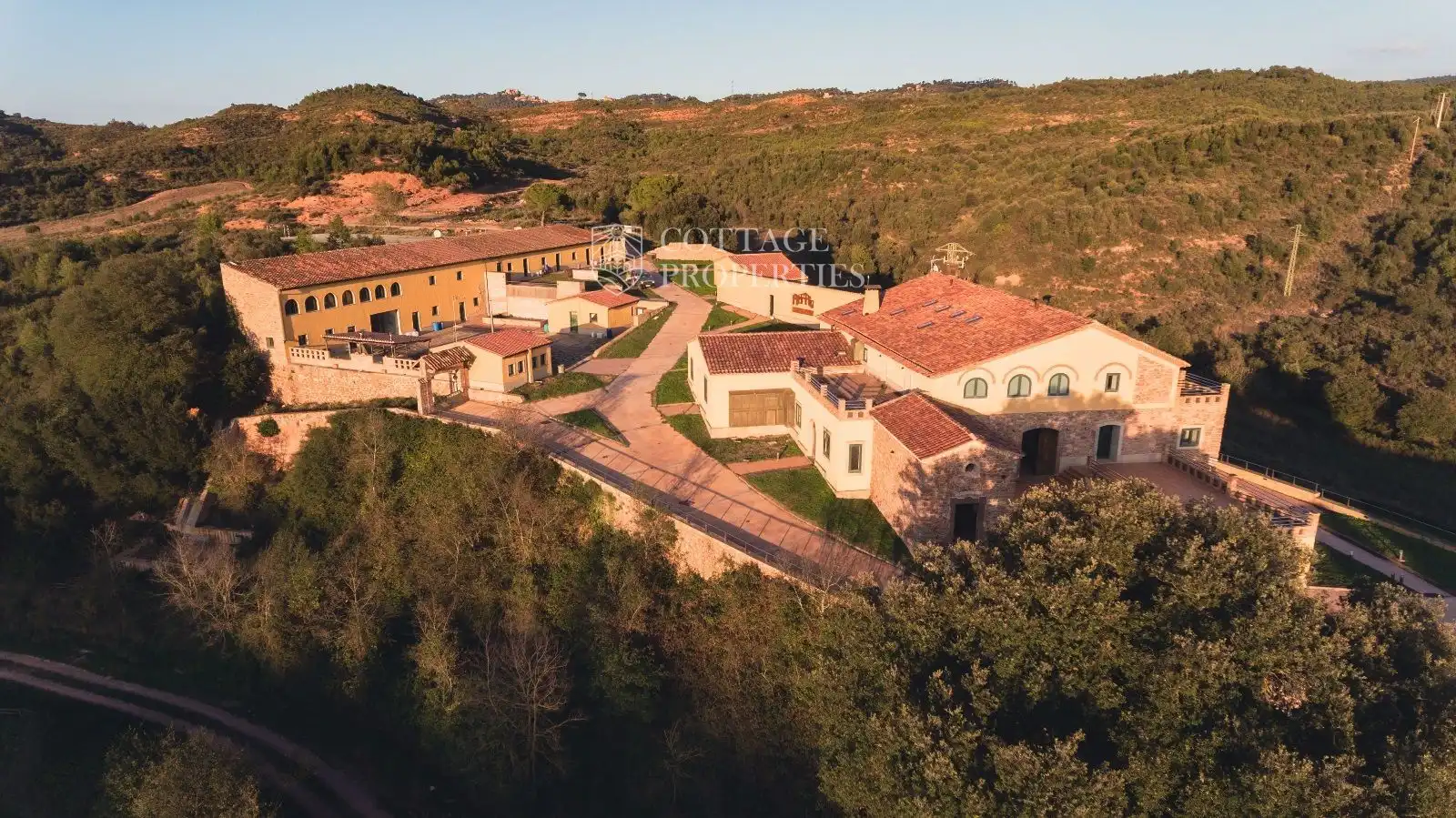 Vista exterior de Finca rústica en venda en Sant Llorenç Savall amb Calefacció i Piscina