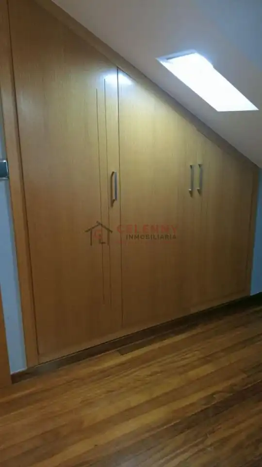 Dormitori de Dúplex de lloguer en Ourense Capital  amb Calefacció, Parquet i Traster