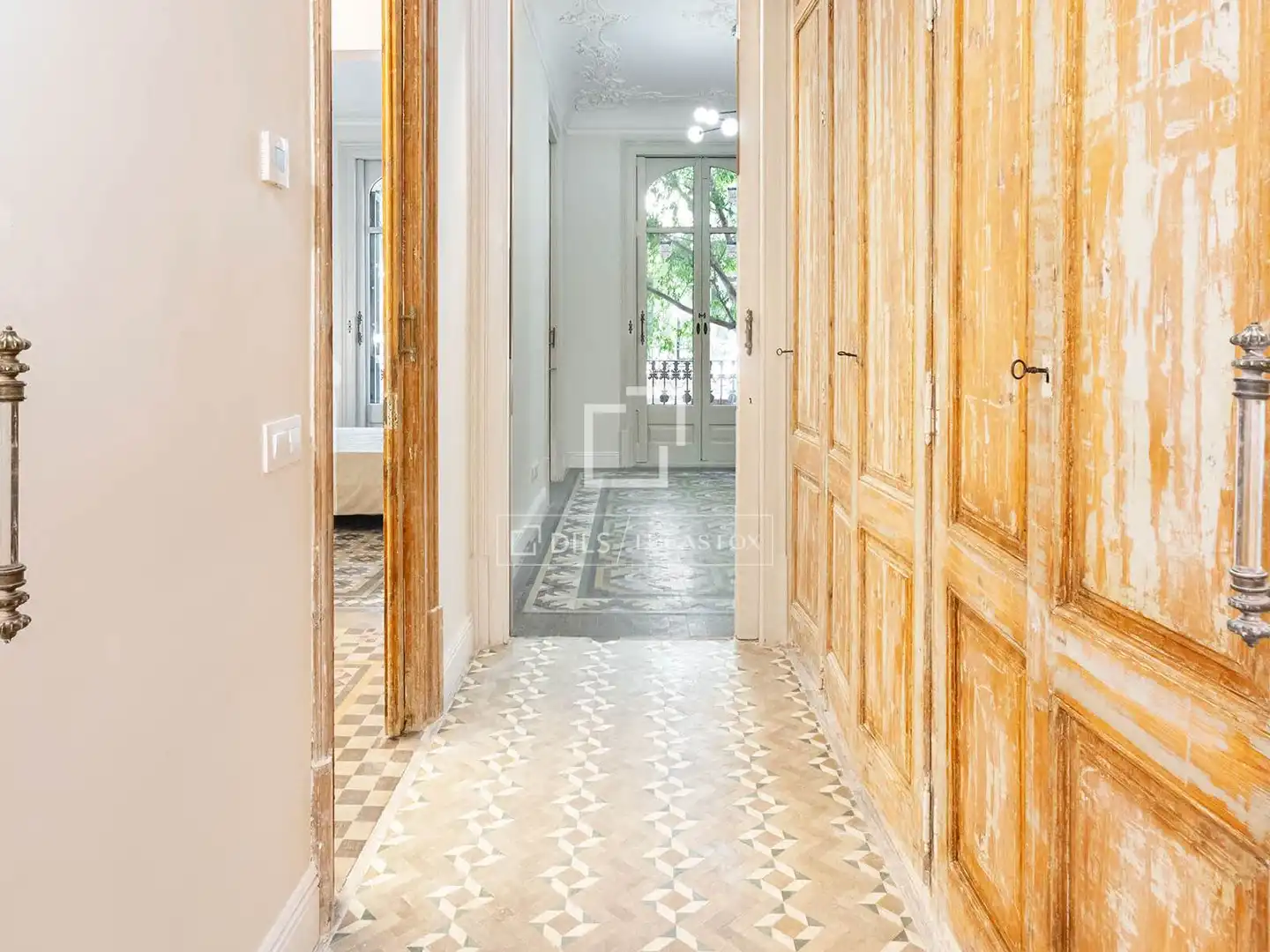 Flat for sale in Barcelona  with Air Conditioner, Private garden and Terrace