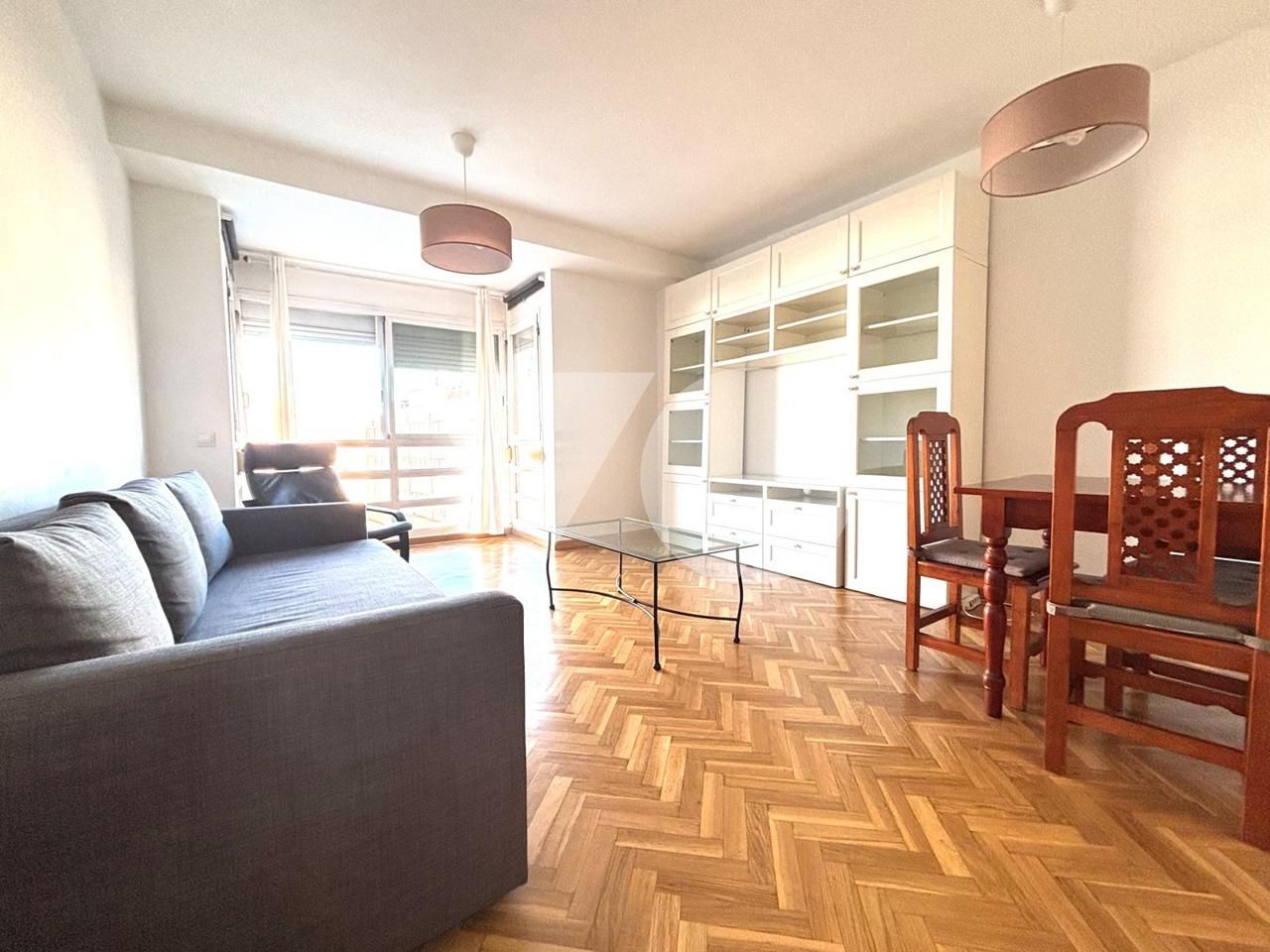 Sala d'estar de Pis de lloguer en  Madrid Capital amb Aire condicionat, Piscina i Moblat