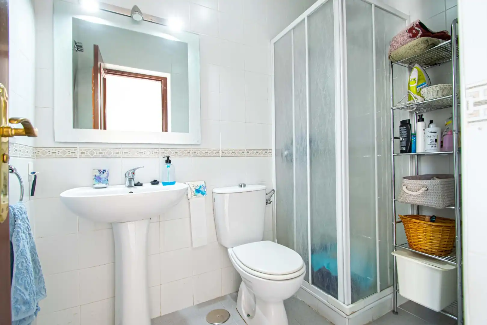 Badezimmer von Einfamilien-Reihenhaus zum Verkauf in Bormujos mit Klimaanlage und Terrasse