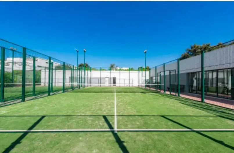 Außenansicht von Wohnungen zur Miete in Sotogrande mit Klimaanlage, Heizung und Terrasse