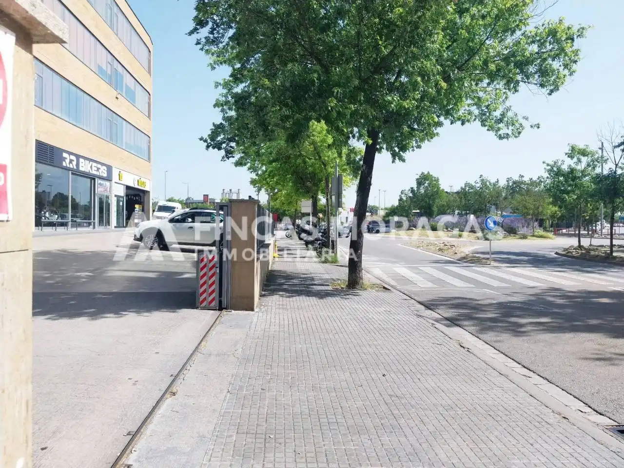 Vista exterior de Garatge en venda en Sant Cugat del Vallès amb Alarma