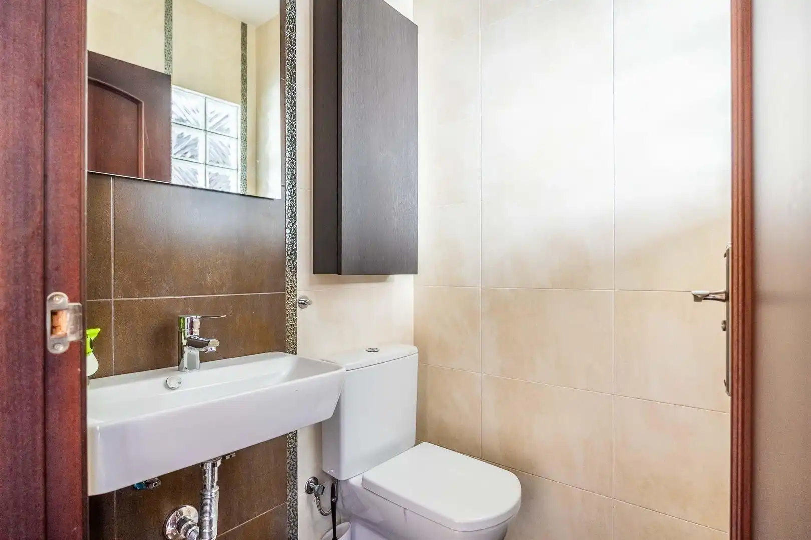 Badezimmer von Einfamilien-Reihenhaus zum Verkauf in Sevilla mit Klimaanlage und Abstellraum