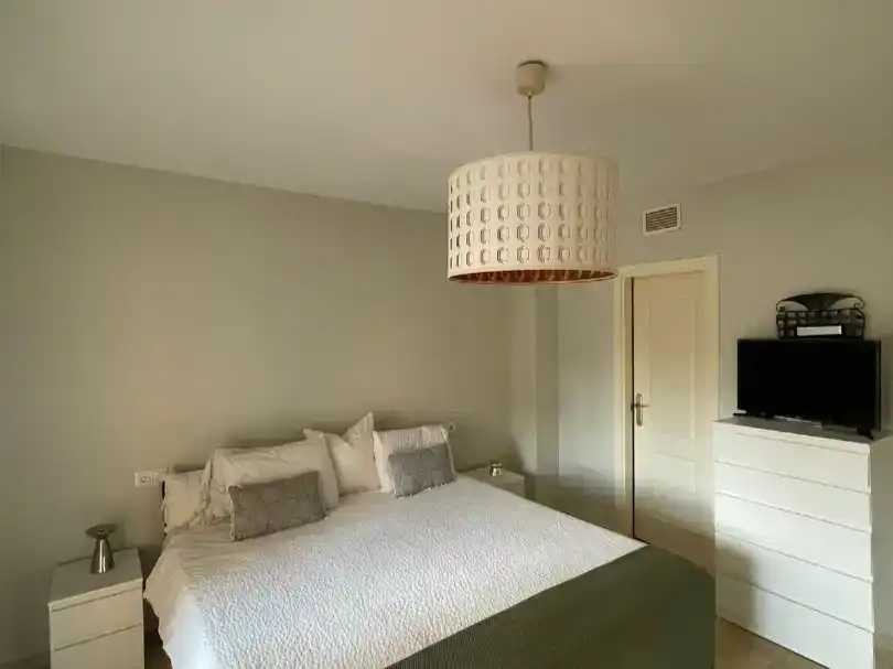 Schlafzimmer von Wohnung zur Miete in Mijas mit Schwimmbad und Balkon