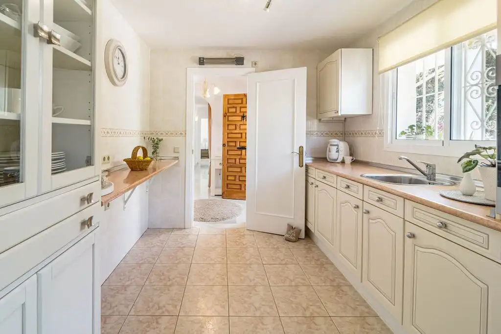 Cuina de Casa o xalet en venda en Mijas amb Aire condicionat, Jardí privat i Terrassa