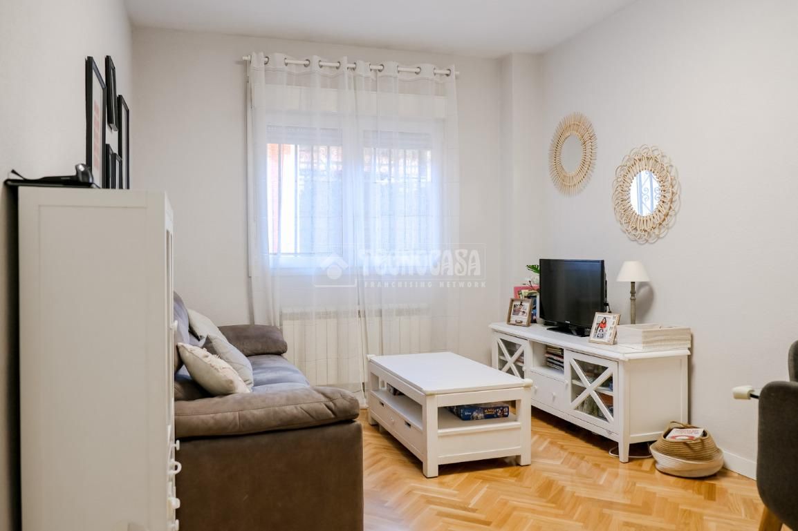 Living room of Flat for sale in  Madrid Capital  with Heating, Parquet flooring and Storage room