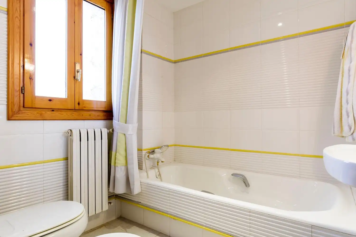Bathroom of Houses for sale in Zaragoza  with Air Conditioner, Heating and Private garden