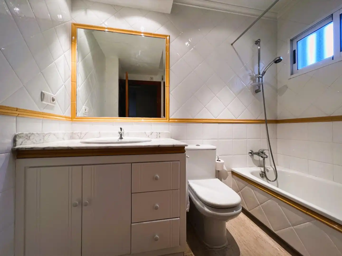 Bany de Casa o xalet en venda en Elche / Elx amb Aire condicionat, Jardí privat i Terrassa