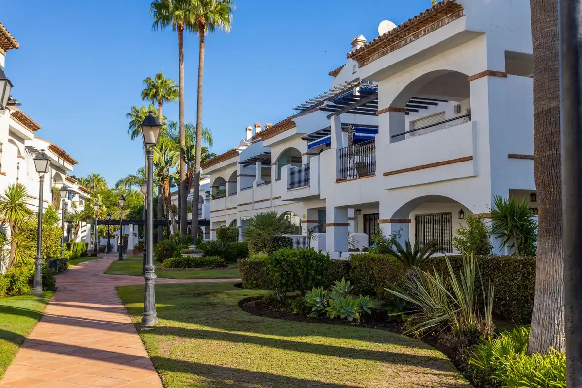 Außenansicht von Wohnung zum Verkauf in Marbella mit Klimaanlage, Privatgarten und Terrasse