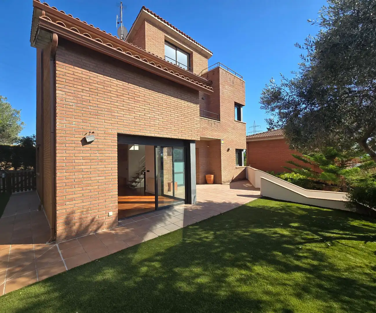 Vista exterior de Casa o chalet en venta en Rubí con Calefacción, Jardín privado y Parquet