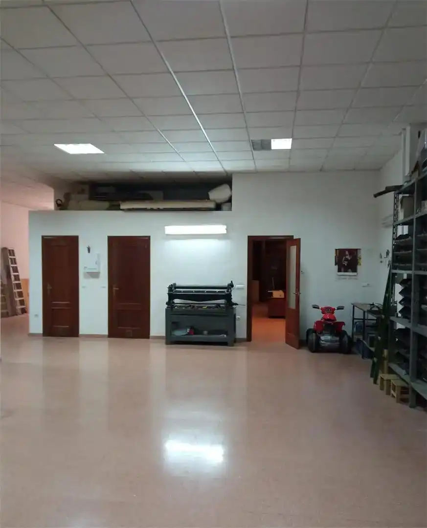 Nau industrial en venda en Linares