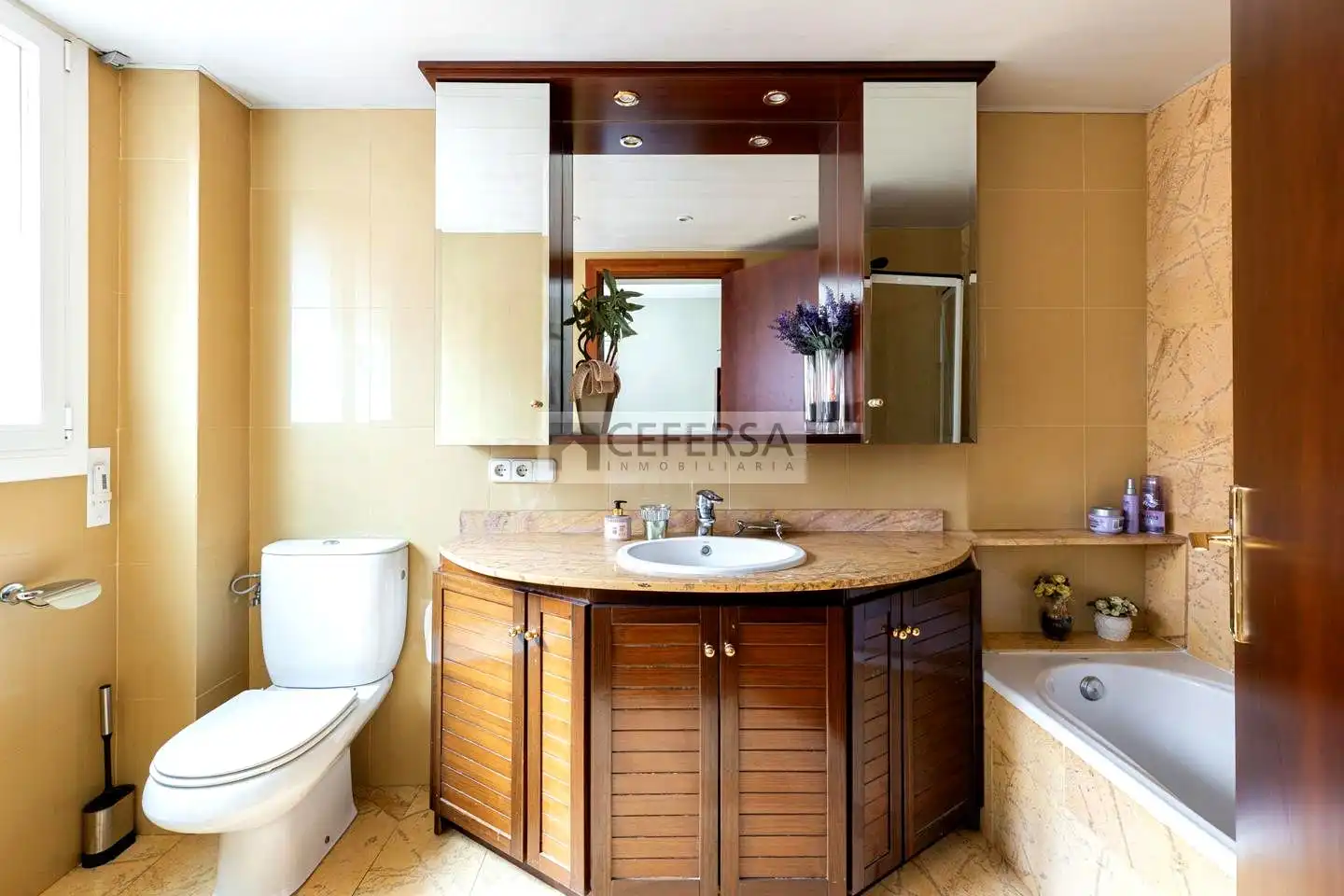 Badezimmer von Wohnung zum Verkauf in Barcelona mit Heizung, Parkett und Terrasse