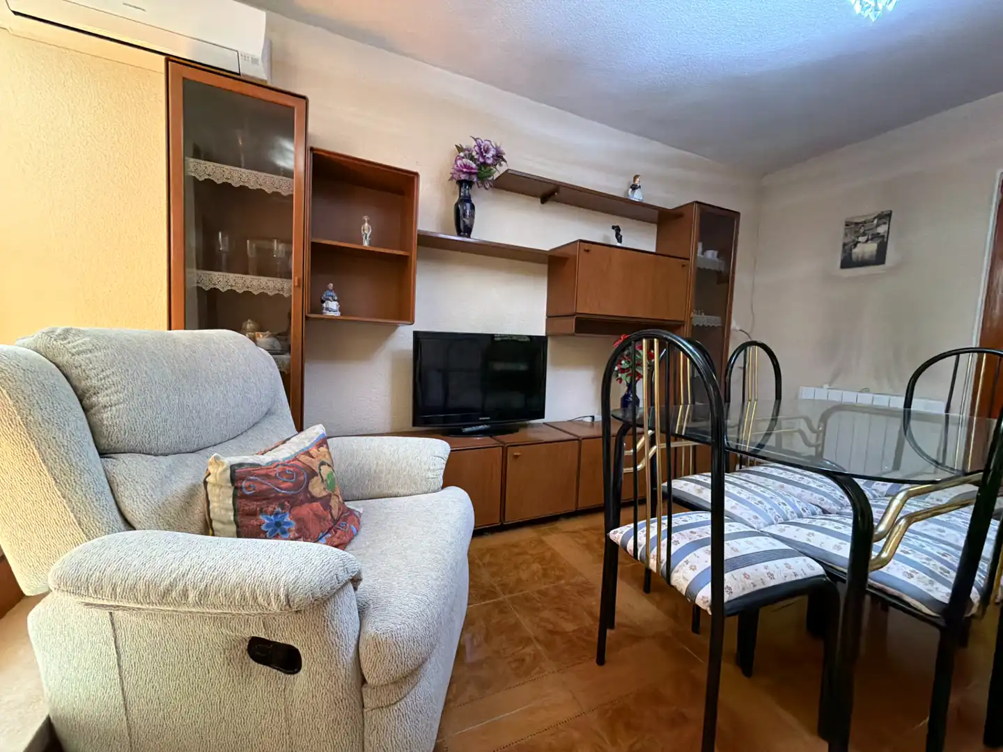 Living room of Flat for sale in Madrid  with Air Conditioner, Heating and Furnished