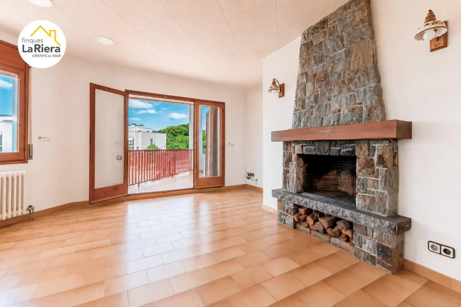 Sala d'estar de Casa o xalet en venda en Arenys de Mar amb Calefacció, Jardí privat i Terrassa