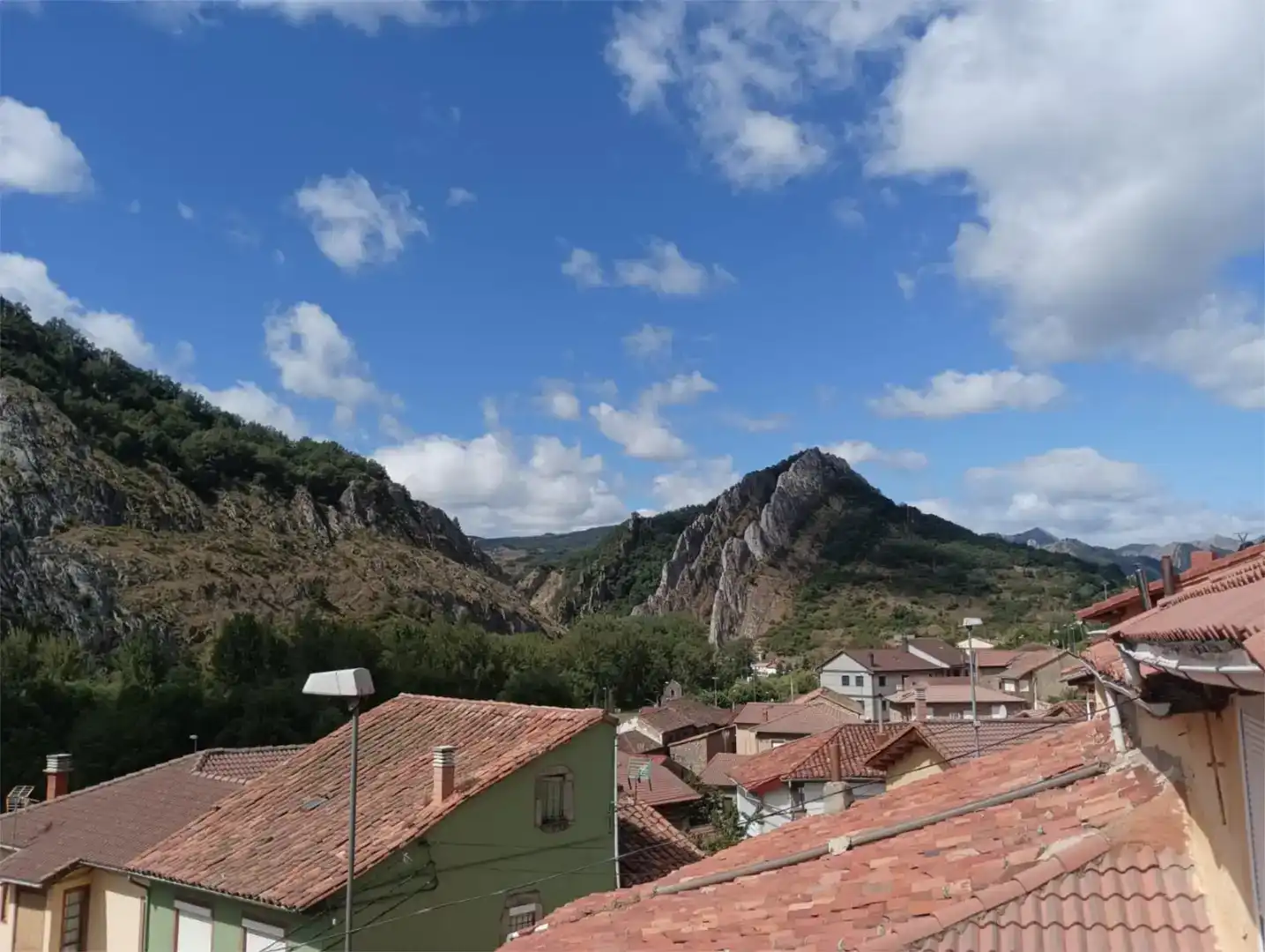 Vista exterior de Planta baja en venta en La Pola de Gordón 