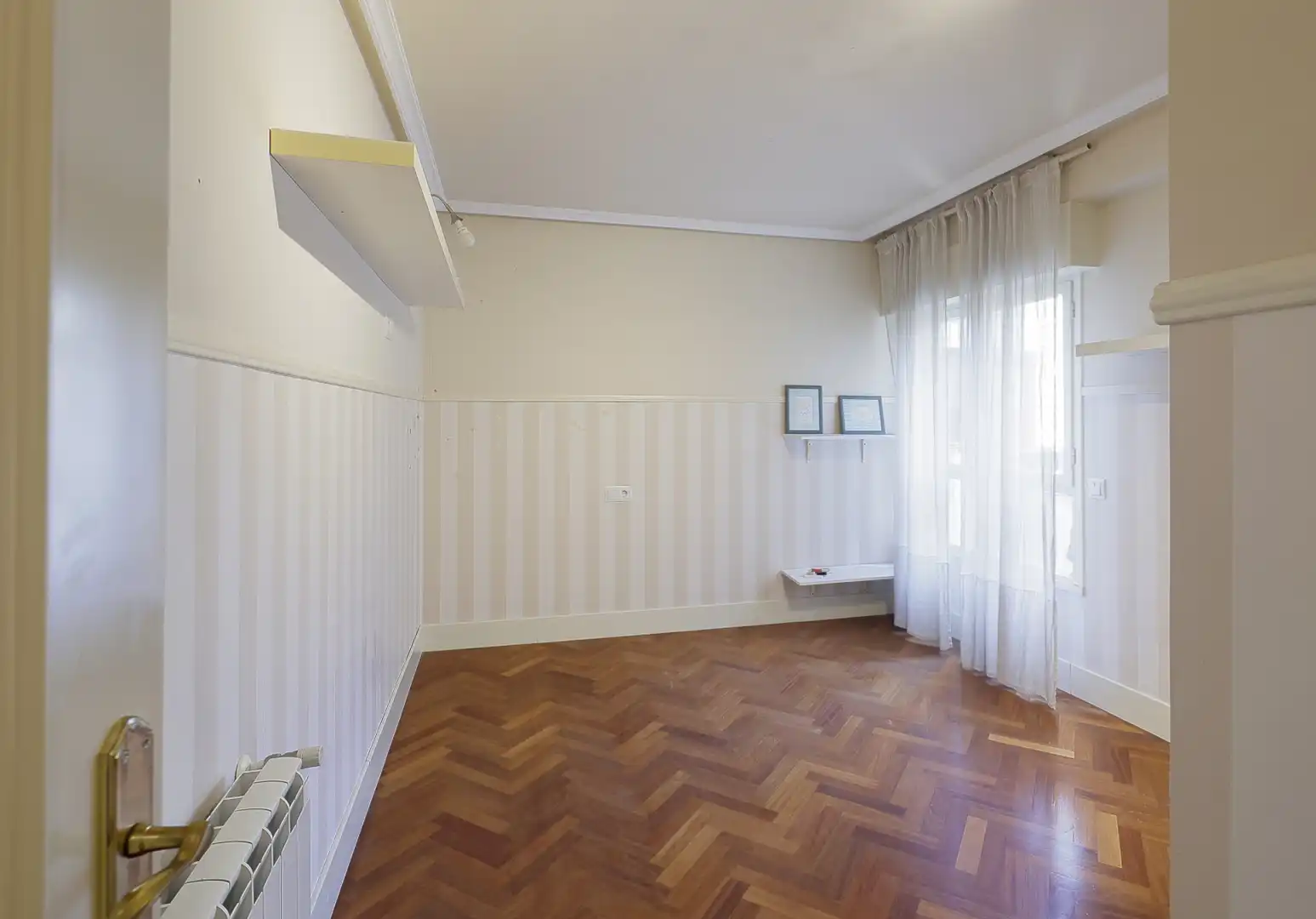 Dormitori de Pis en venda en Oviedo  amb Calefacció, Parquet i Traster