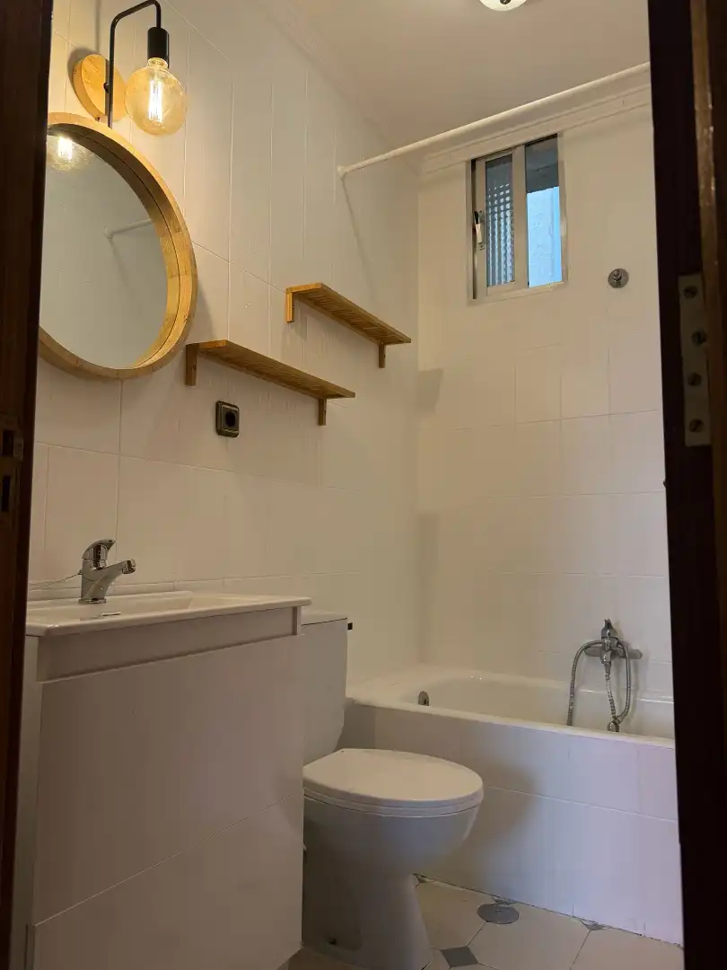 Bathroom of Flat for rent in Madrid  with Air Conditioner, Heating and Washing machine