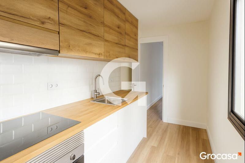Kitchen of Flat for sale in Vilanova i la Geltrú  with Terrace, Oven and Balcony