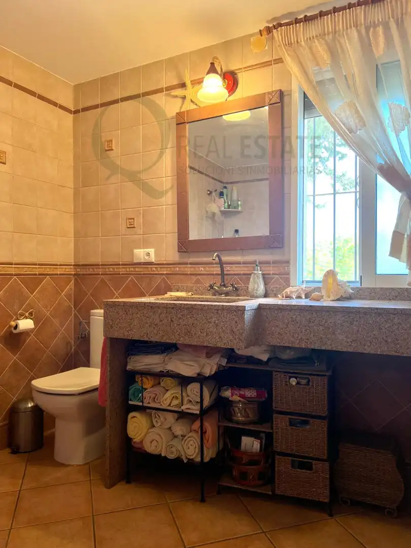 Bany de Casa o xalet en venda en Alicante / Alacant amb Jardí privat, Terrassa i Traster