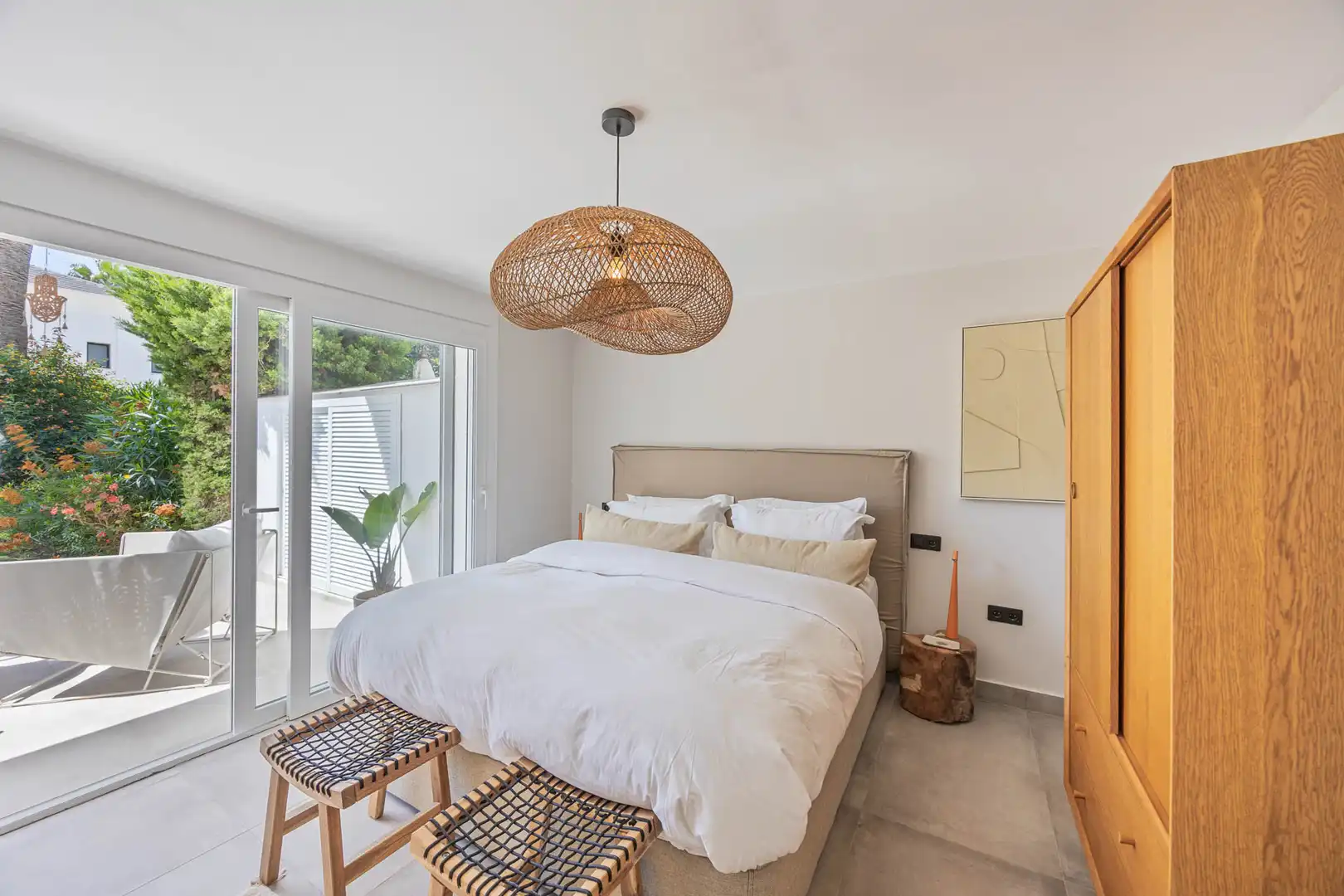 Schlafzimmer von Erdgeschoss zum Verkauf in Sotogrande mit Klimaanlage, Privatgarten und Terrasse
