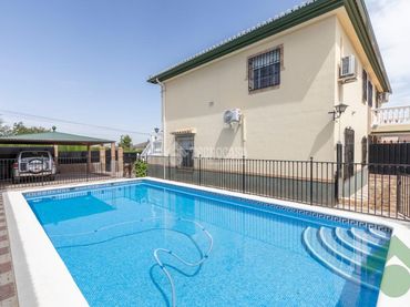 Casa amb balcó en venda a Gójar