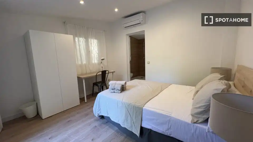Bedroom of Flat for rent in Madrid  with Air Conditioner, Heating and Furnished