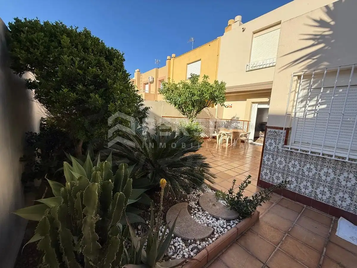 Vista exterior de Casa adosada en venta en Roquetas de Mar con Aire acondicionado y Jardín privado