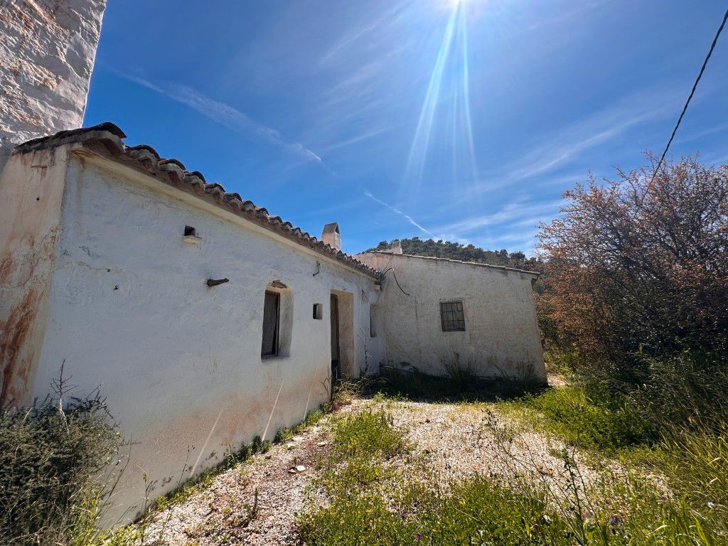 Country house zum verkauf in Almogía