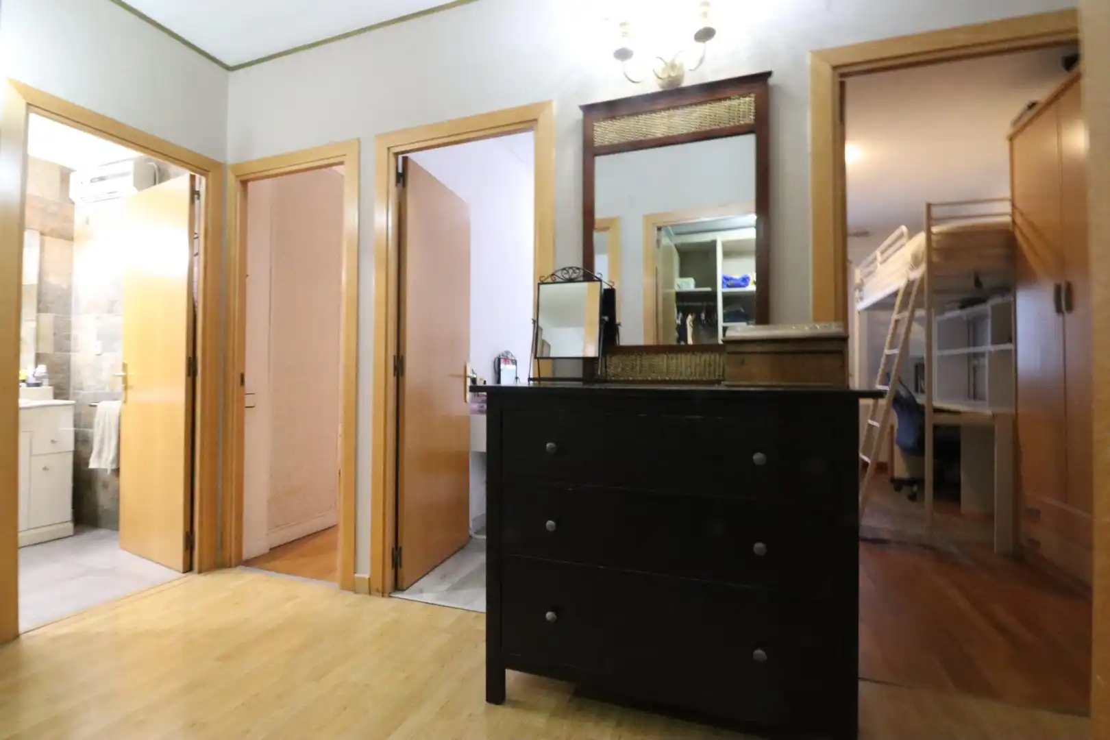 Piso en venta en Sabadell con Calefacción, Parquet y Terraza
