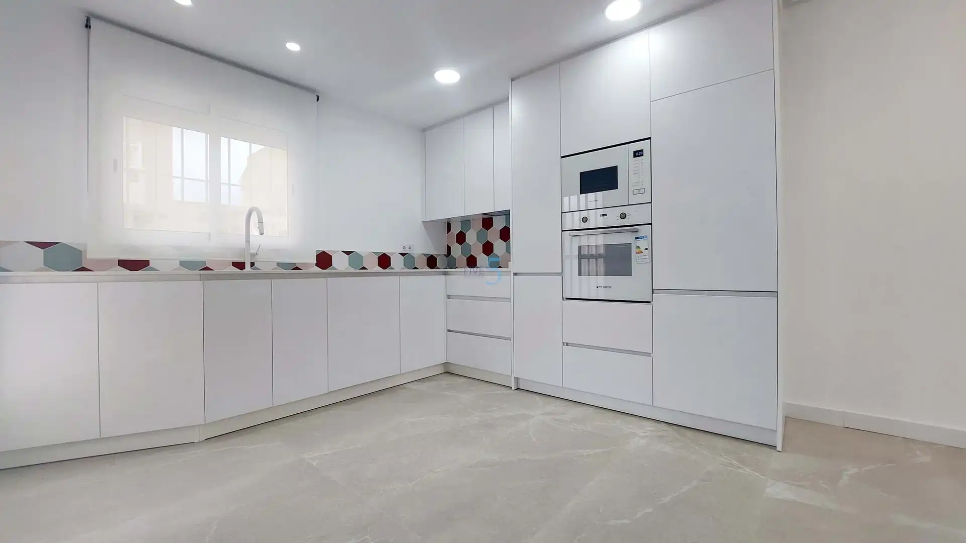 Küche von Wohnung zum Verkauf in Pilar de la Horadada mit Klimaanlage, Heizung und Terrasse
