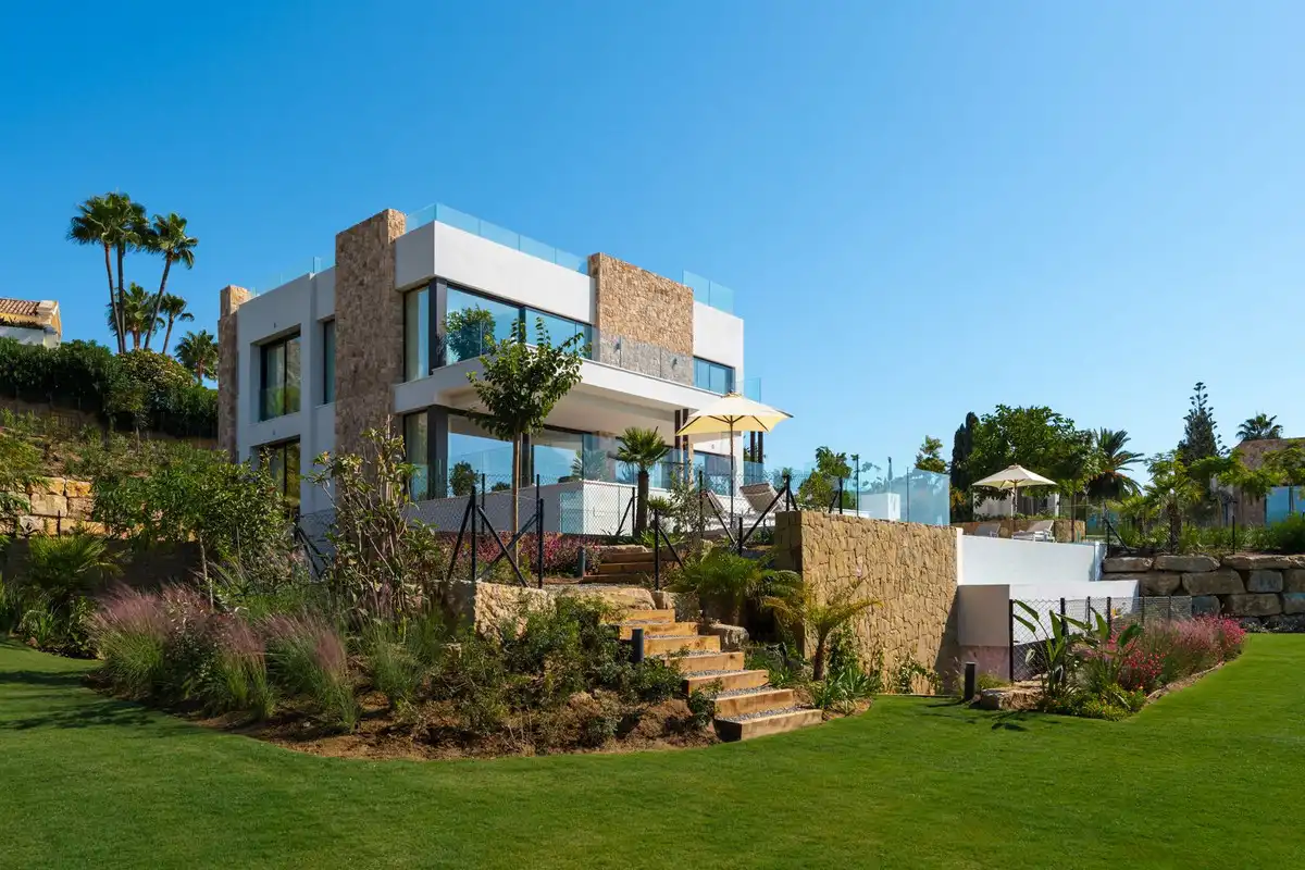 Vista exterior de Casa o xalet en venda en Marbella amb Aire condicionat, Jardí privat i Terrassa