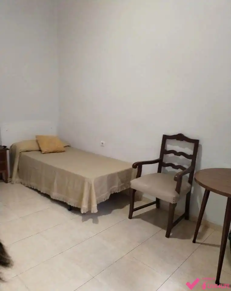 Habitación de Planta baja de alquiler en Granada con Amueblado