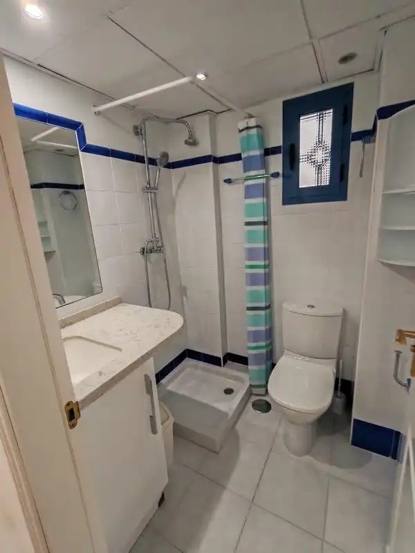 Baño de Apartamento en venta en Almuñécar con Aire acondicionado, Terraza y Trastero