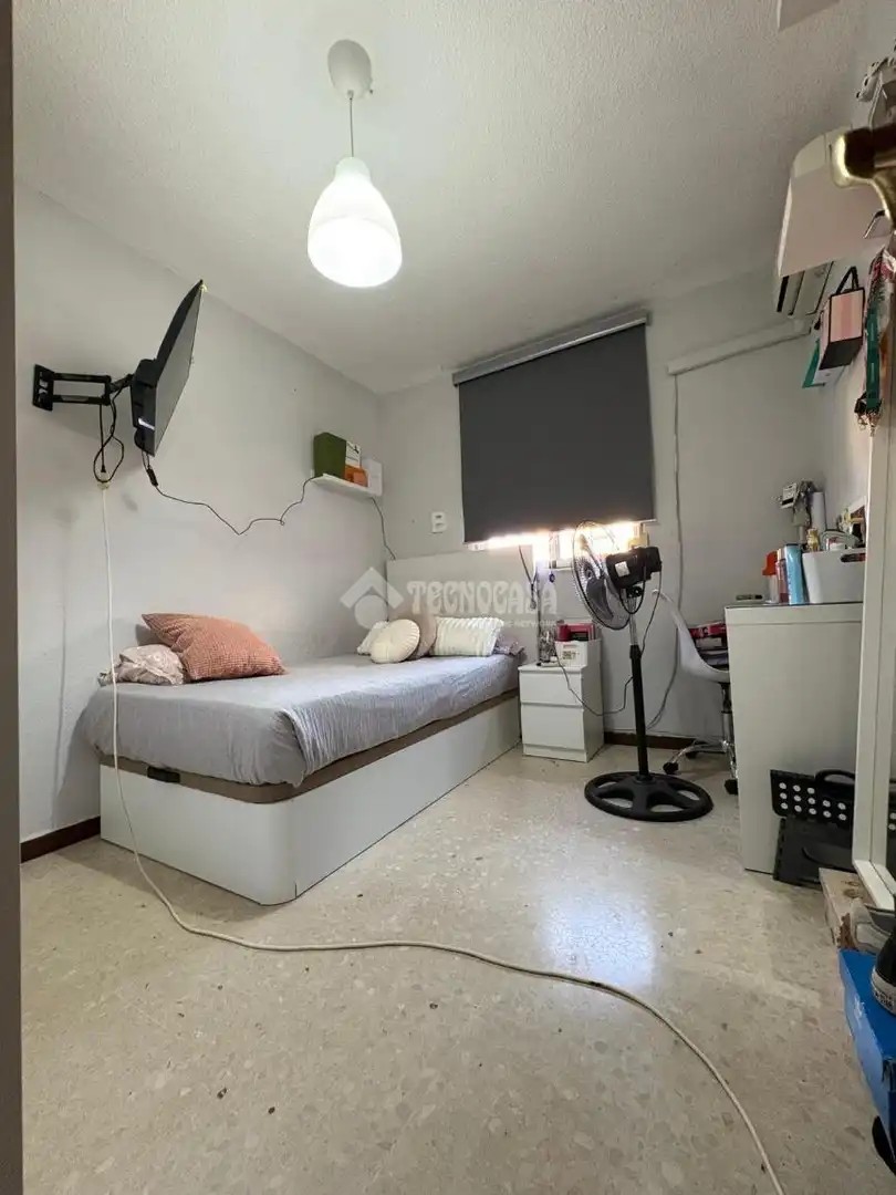 Bedroom of Flat for sale in Sevilla  with Air Conditioner and Balcony