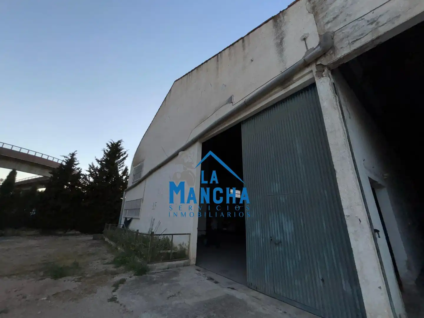 Außenansicht von Fabrikhallen zum Verkauf in Albacete