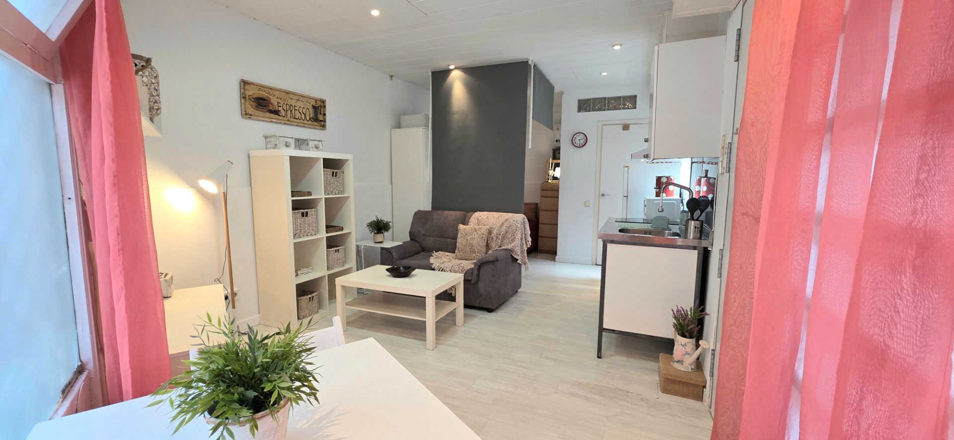 Sala d'estar de Estudi de lloguer en  Barcelona Capital amb Calefacció, Parquet i Moblat