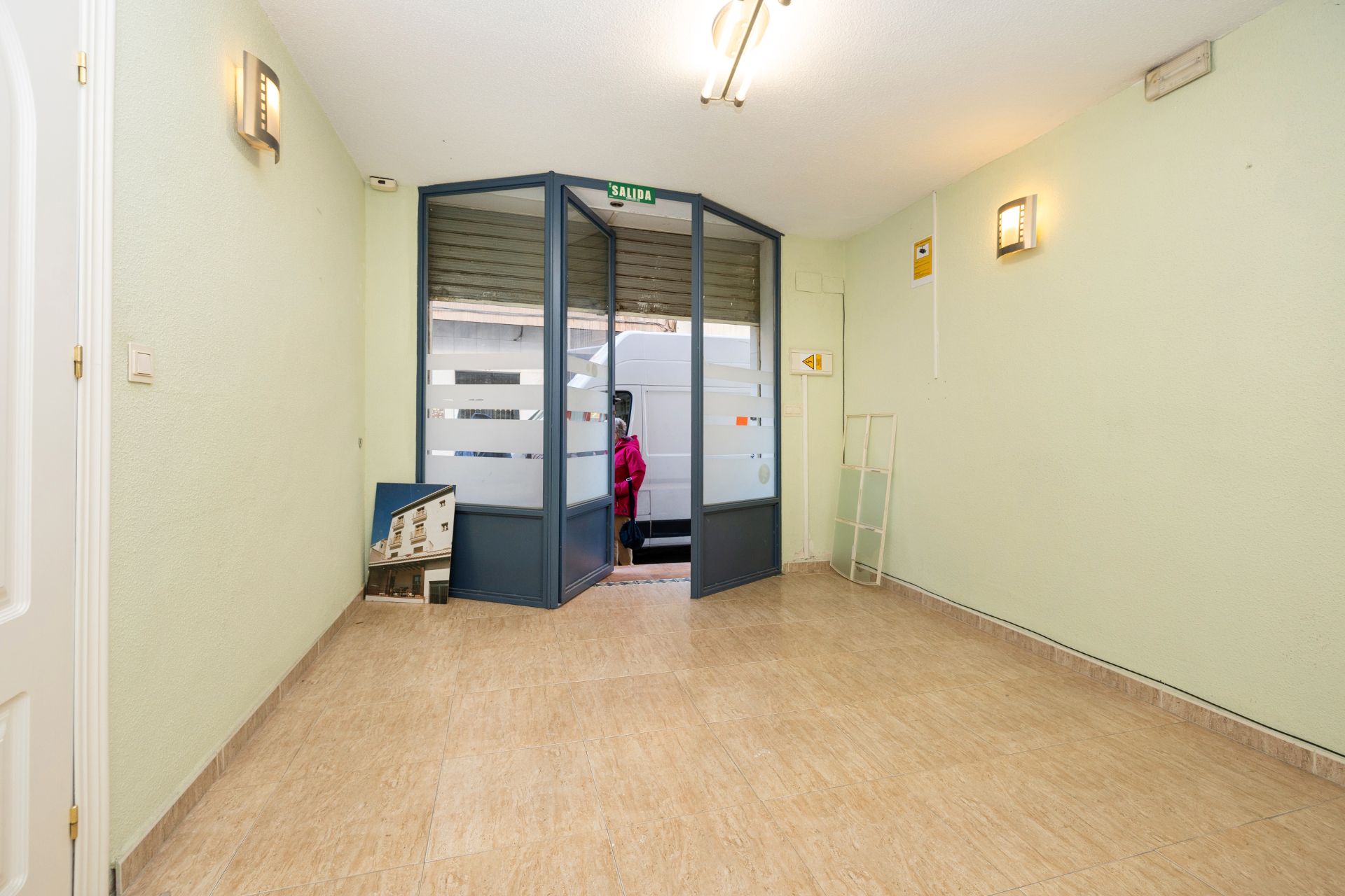 Premises for sale in  Granada Capital  with Air Conditioner