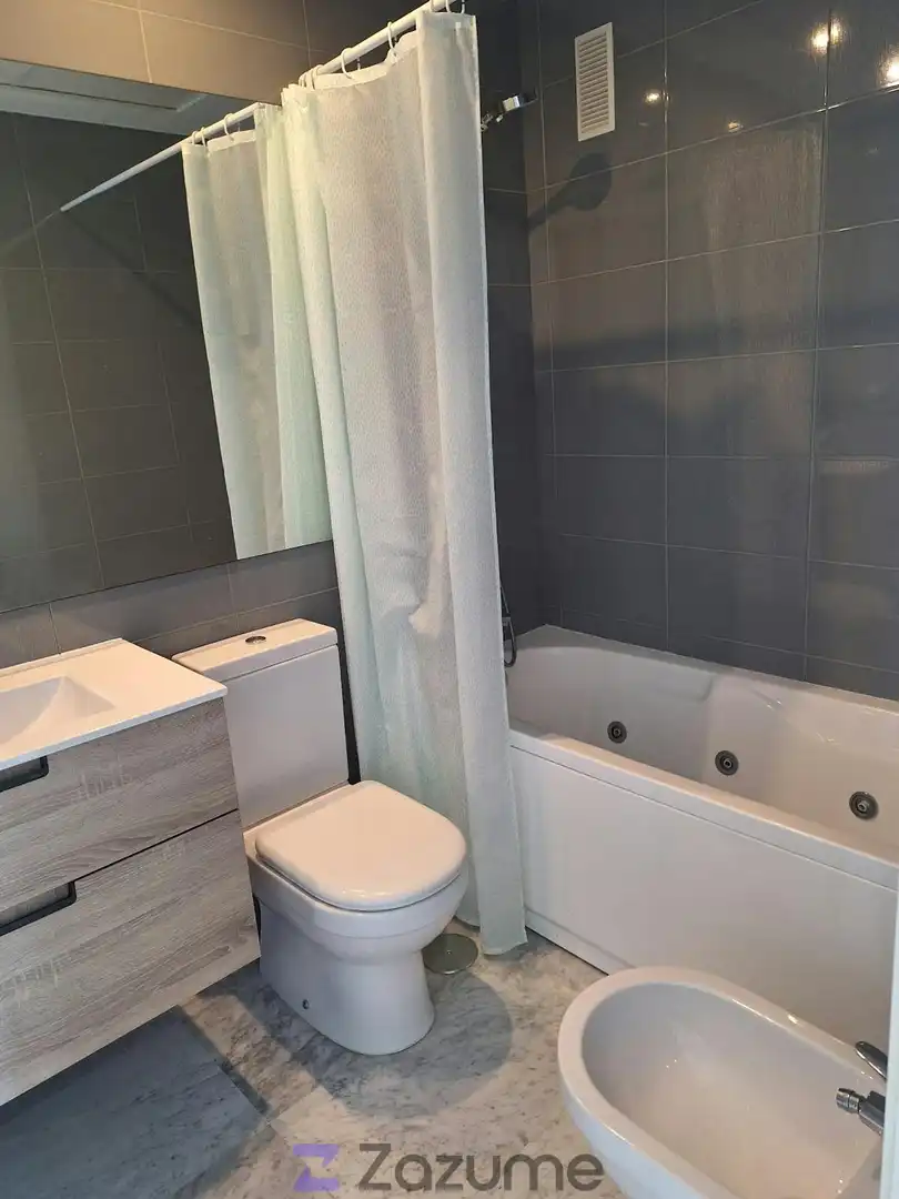 Badezimmer von Wohnung zur Miete in Benidorm mit Klimaanlage, Terrasse und Schwimmbad