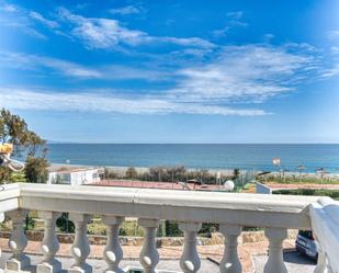 Vista exterior de Casa adosada en venda en Manilva amb Jardí privat, Terrassa i Piscina