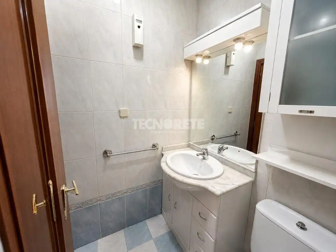 Bathroom of Flat for sale in Madrid  with Air Conditioner and Heating