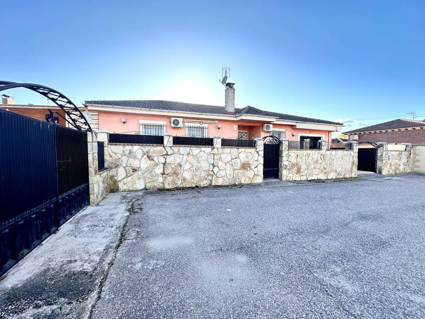 Exterior view of Houses for sale in Escalona  with Air Conditioner, Heating and Private garden