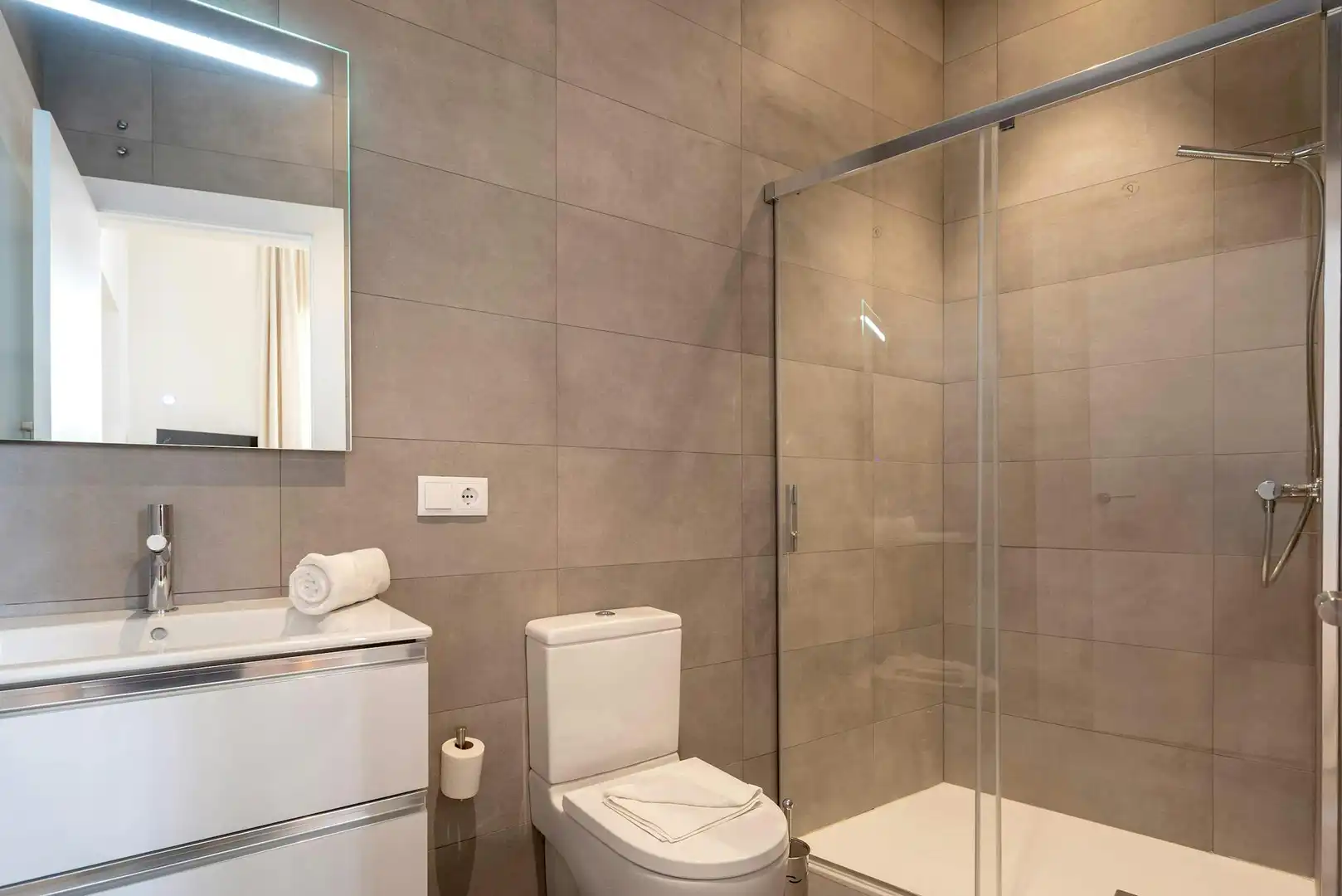 Bathroom of Flat for rent in Sevilla  with Air Conditioner, Heating and Washing machine