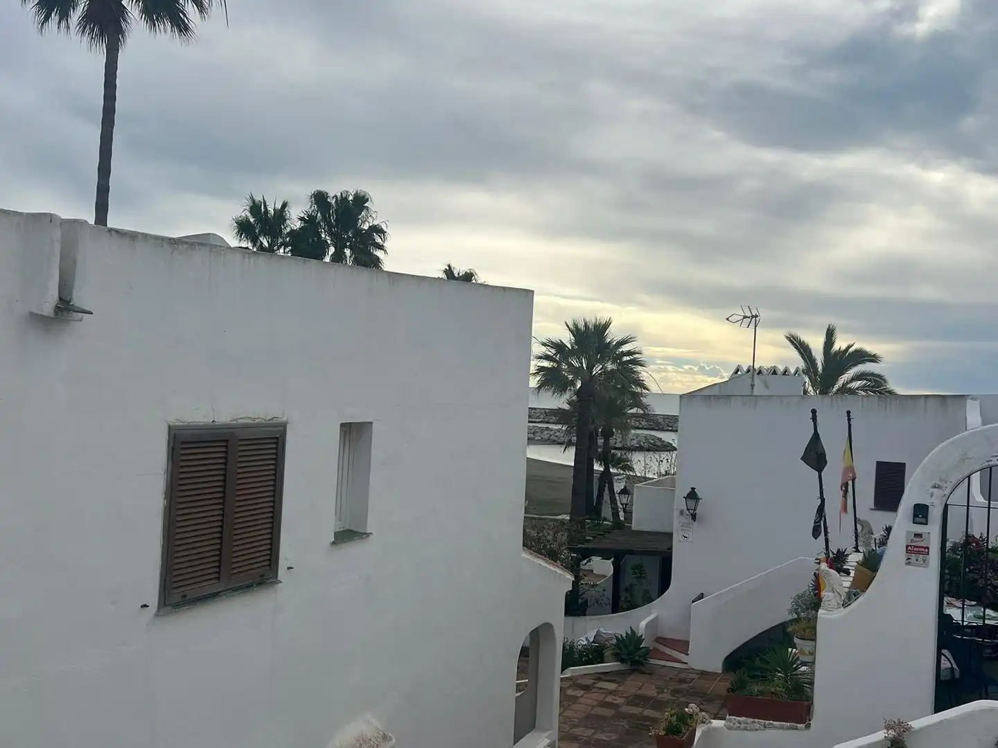 Vista exterior de Casa adosada en venta en Manilva con Aire acondicionado, Terraza y Horno