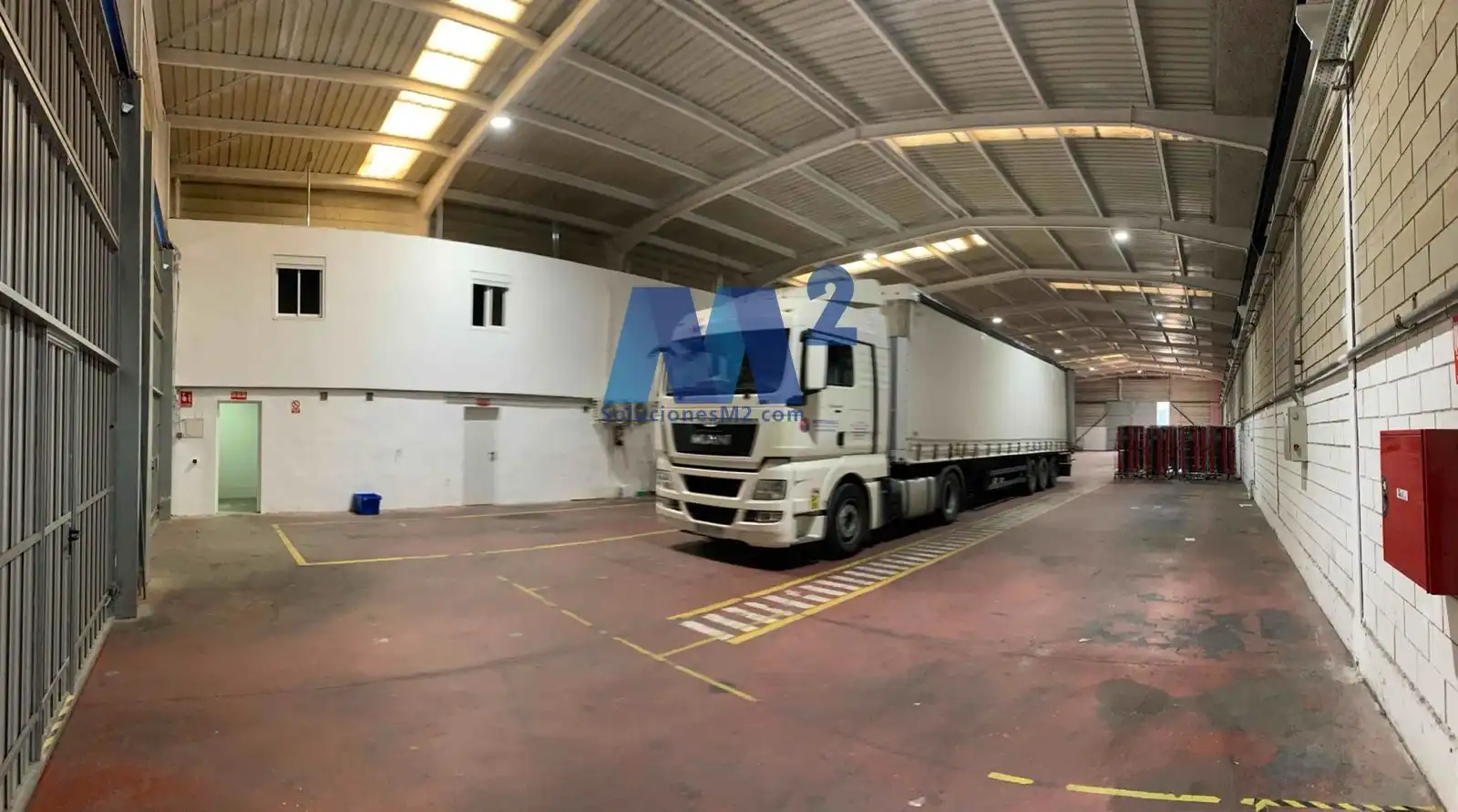 Parkplatz von Fabrikhallen zur Miete in La Estación