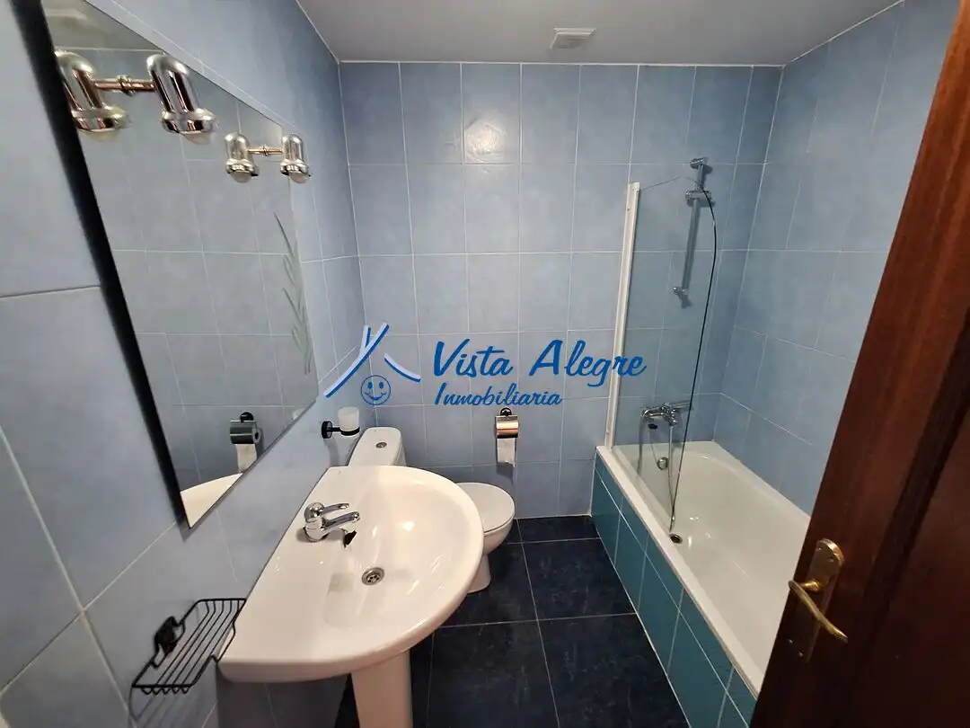 Badezimmer von Einfamilien-Reihenhaus zum Verkauf in Santo Domingo de la Calzada mit Heizung, Privatgarten und Terrasse