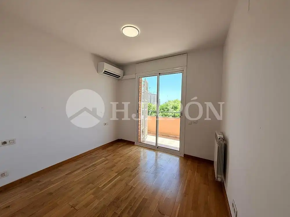 Habitación de Casa adosada en venta en El Masnou con Calefacción, Jardín privado y Terraza
